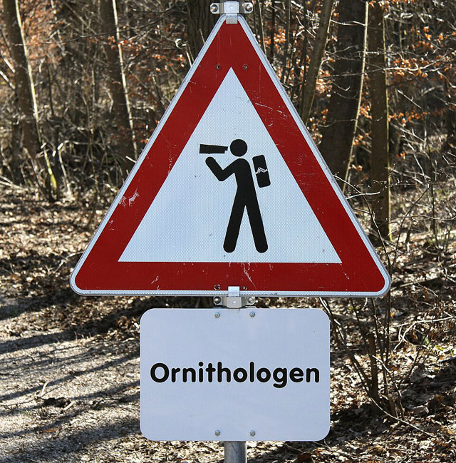 ������������� �������� ���� � ��������, ��������������� � ���, ��� ������ ����� ���� ���������� - https://upload.wikimedia.org/wikipedia/commons/thumb/5/5a/Danger_Warning_Sign_Ornithologists_German.jpg/960px-Danger_Warning_Sign_Ornithologists_German.jpg